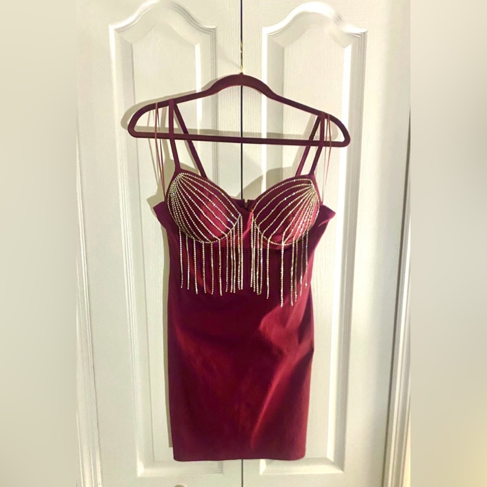 Haute Monde, Burgundy Mini Dress with adjustable straps is a Women’s Size Large.